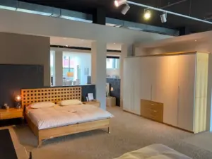 Schlafzimmer Bett Schrank Nachtkästchen weiß Holz Kirschbaum