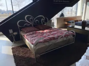 Design Metall Bett 180cm x 200cm Silber mit 2 Nachttischen Glas