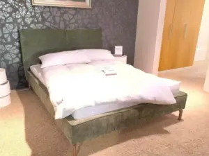 Polsterbett 140x200 cm Grün Bettgestell gepolstert